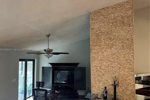 Casa en venta en Pembroke Pines, Florida, 4 dormitorios, 197.97 m2 № 2002643 - foto 5