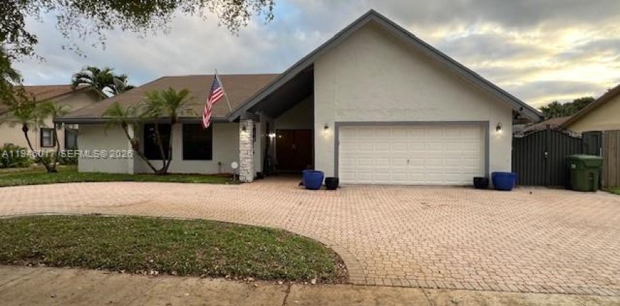 Casa en Pembroke Pines, Florida 4 dormitorios, 197.97 m2 № 2002643