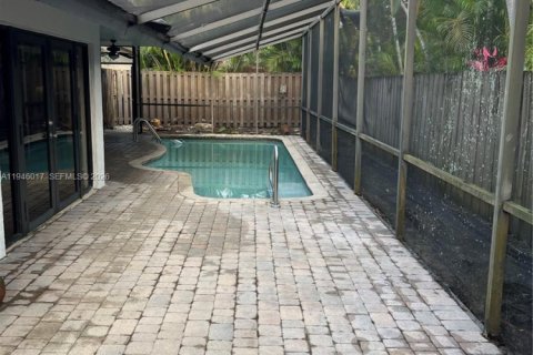 Casa en venta en Pembroke Pines, Florida, 4 dormitorios, 197.97 m2 № 2002643 - foto 18
