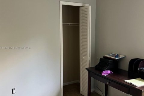 Casa en venta en Pembroke Pines, Florida, 4 dormitorios, 197.97 m2 № 2002643 - foto 12