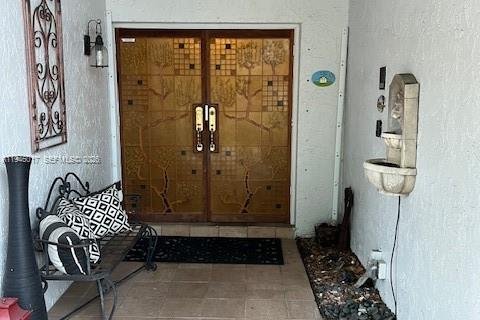 Casa en venta en Pembroke Pines, Florida, 4 dormitorios, 197.97 m2 № 2002643 - foto 2