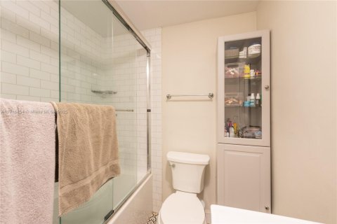 Купить виллу или дом в Корал-Гейблс, Флорида 2 спальни, 120.77м2, № 1973104 - фото 19