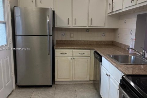 Condominio en alquiler en Lauderhill, Florida, 3 dormitorios, 111.02 m2 № 1945916 - foto 1