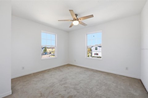 Townhouse in Davenport, Florida 4 bedrooms, 181.16 sq.m. № 2205702 - photo 9