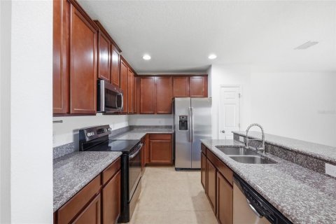 Townhouse in Davenport, Florida 4 bedrooms, 181.16 sq.m. № 2205702 - photo 3