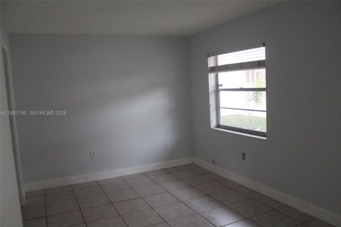Condo in Miami, Florida, 2 bedrooms  № 2042974 - photo 3