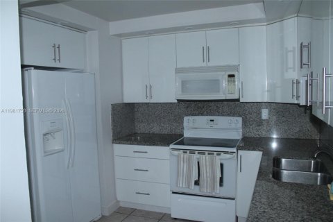 Condo in Miami, Florida, 2 bedrooms  № 2042974 - photo 4