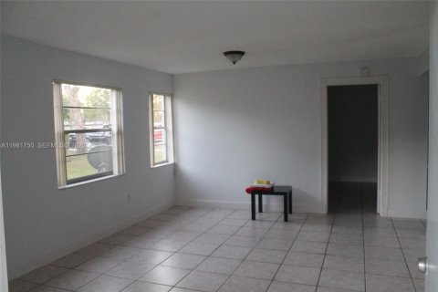 Condo in Miami, Florida, 2 bedrooms  № 2042974 - photo 2