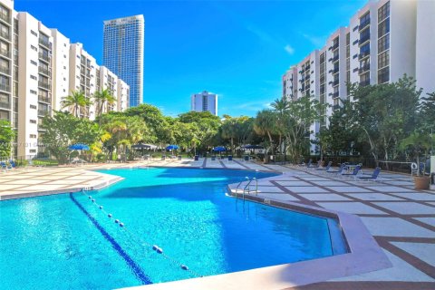 Condominio en venta en Sunny Isles Beach, Florida, 1 dormitorio, 59.46 m2 № 1868144 - foto 17