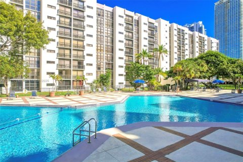 Condominio en venta en Sunny Isles Beach, Florida, 1 dormitorio, 59.46 m2 № 1868144 - foto 19