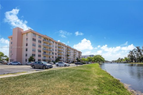 Condominio en venta en North Miami Beach, Florida, 2 dormitorios, 94.02 m2 № 1463891 - foto 11