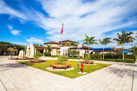 Propiedad comercial en alquiler en Miami, Florida, 1 dormitorio, 214.79 m2 № 2011794 - foto 10