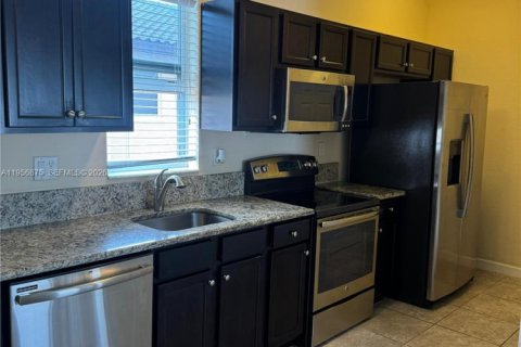 Propiedad comercial en Miami, Florida 1 dormitorio, 214.79 m2 № 2011794