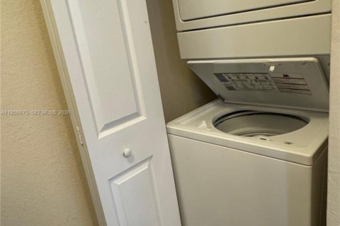 Propiedad comercial en alquiler en Miami, Florida, 1 dormitorio, 214.79 m2 № 2011794 - foto 9