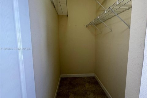 Propiedad comercial en alquiler en Miami, Florida, 1 dormitorio, 214.79 m2 № 2011794 - foto 7