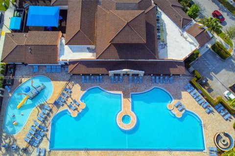 Propiedad comercial en alquiler en Miami, Florida, 1 dormitorio, 214.79 m2 № 2011794 - foto 12