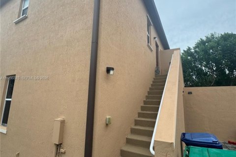 Propiedad comercial en alquiler en Miami, Florida, 1 dormitorio, 214.79 m2 № 2011794 - foto 4