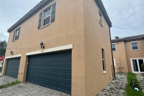 Propiedad comercial en alquiler en Miami, Florida, 1 dormitorio, 214.79 m2 № 2011794 - foto 3