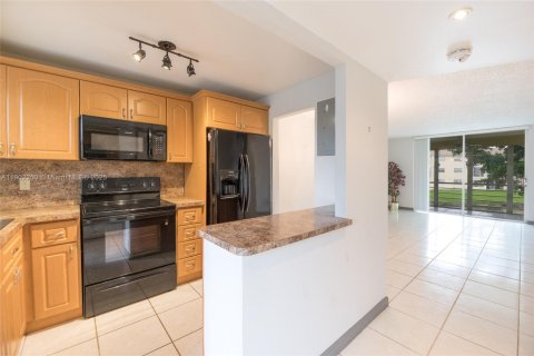 Condo in Sunrise, Florida, 2 bedrooms  № 2013814 - photo 6