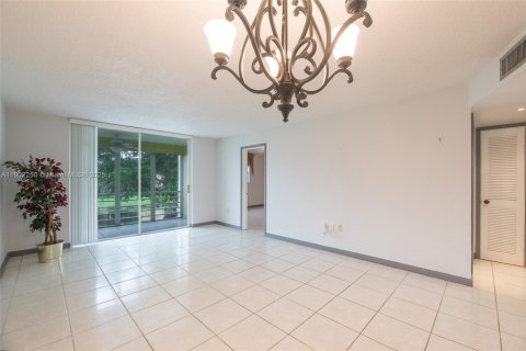 Condo in Sunrise, Florida, 2 bedrooms  № 2013814 - photo 7