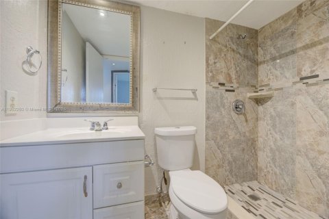 Condo in Sunrise, Florida, 2 bedrooms  № 2013814 - photo 16