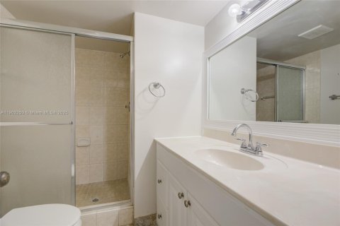 Condo in Sunrise, Florida, 2 bedrooms  № 2013814 - photo 12