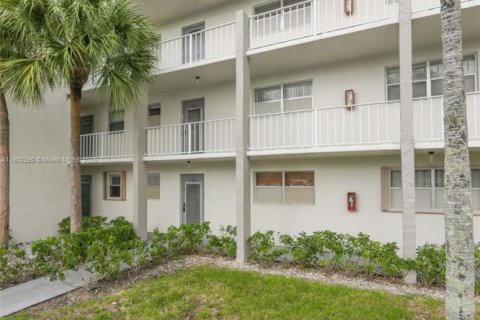 Condo in Sunrise, Florida, 2 bedrooms  № 2013814 - photo 4