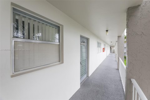 Condo in Sunrise, Florida, 2 bedrooms  № 2013814 - photo 20