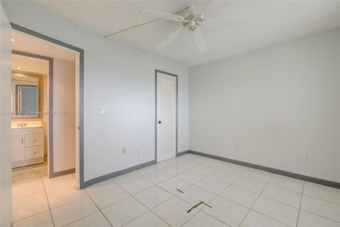 Condo in Sunrise, Florida, 2 bedrooms  № 2013814 - photo 15