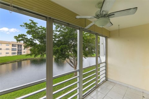 Condo in Sunrise, Florida, 2 bedrooms  № 2013814 - photo 18