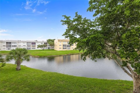 Condo in Sunrise, Florida, 2 bedrooms  № 2013814 - photo 19