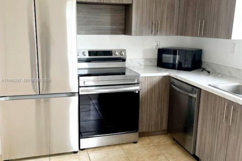 Villa ou maison à louer à Miami, Floride: 2 chambres, 99.41 m2 № 2028117 - photo 4