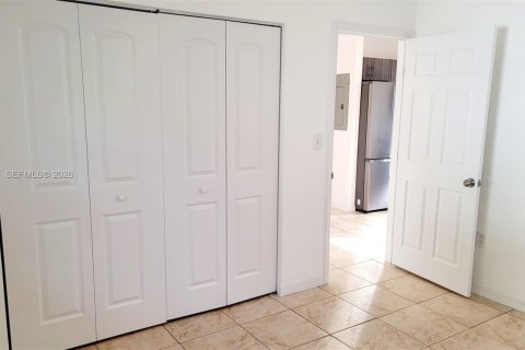 Villa ou maison à louer à Miami, Floride: 2 chambres, 99.41 m2 № 2028117 - photo 10