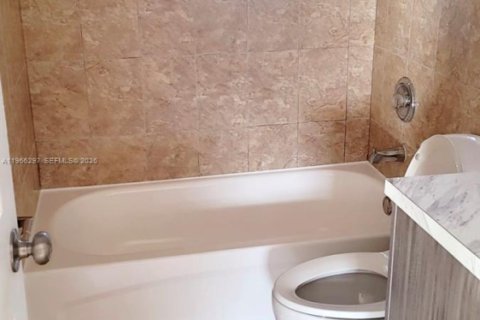 Villa ou maison à louer à Miami, Floride: 2 chambres, 99.41 m2 № 2028117 - photo 9