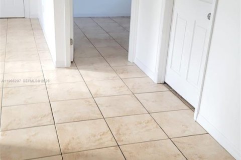 Villa ou maison à louer à Miami, Floride: 2 chambres, 99.41 m2 № 2028117 - photo 7