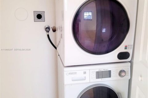 Villa ou maison à louer à Miami, Floride: 2 chambres, 99.41 m2 № 2028117 - photo 16