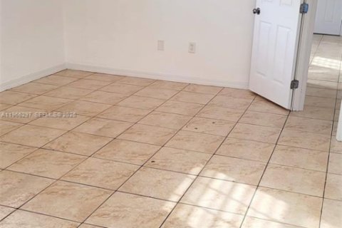 Villa ou maison à louer à Miami, Floride: 2 chambres, 99.41 m2 № 2028117 - photo 6