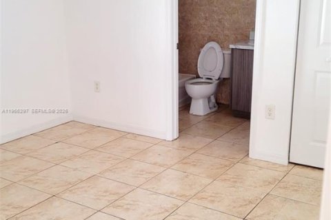 Villa ou maison à louer à Miami, Floride: 2 chambres, 99.41 m2 № 2028117 - photo 8