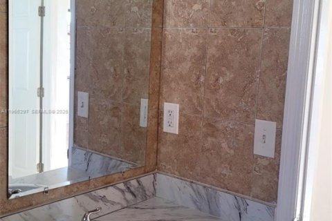 Villa ou maison à louer à Miami, Floride: 2 chambres, 99.41 m2 № 2028117 - photo 14