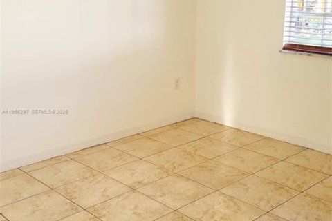 Villa ou maison à louer à Miami, Floride: 2 chambres, 99.41 m2 № 2028117 - photo 12