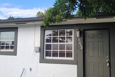 Villa ou maison à louer à Miami, Floride: 2 chambres, 99.41 m2 № 2028117 - photo 3