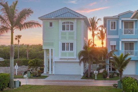 House in St. Lucie, Florida 3 bedrooms, 218.41 sq.m. № 2048869 - photo 2