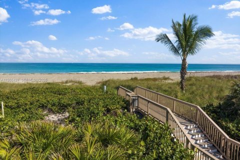 House in St. Lucie, Florida 3 bedrooms, 218.41 sq.m. № 2048869 - photo 3