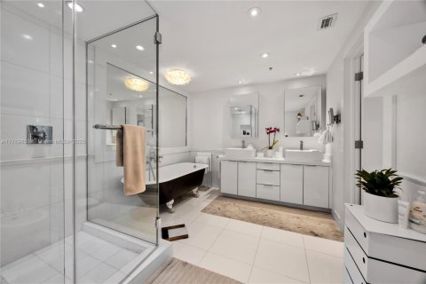 Condo in Miami, Florida, 2 bedrooms  № 1691373 - photo 16