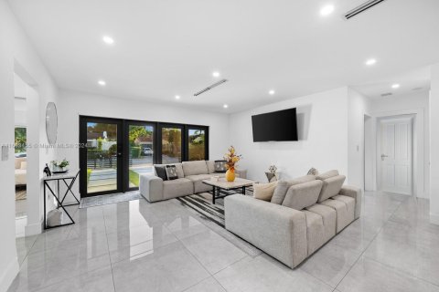 Villa ou maison à vendre à Miami, Floride: 4 chambres, 218.88 m2 № 1941942 - photo 9