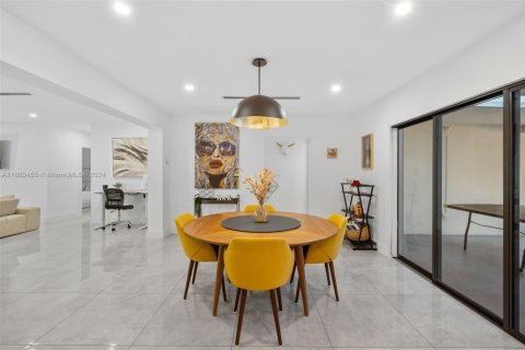 Villa ou maison à vendre à Miami, Floride: 4 chambres, 218.88 m2 № 1941942 - photo 17