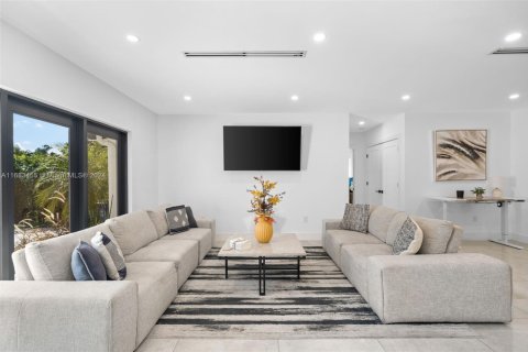 Villa ou maison à vendre à Miami, Floride: 4 chambres, 218.88 m2 № 1941942 - photo 8