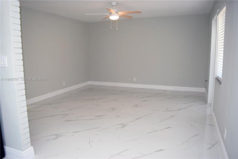 Снять в аренду виллу или дом в Халландейл-Бич, Флорида 2 спальни, 90.58м2, № 2048423 - фото 4