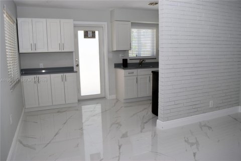 Снять в аренду виллу или дом в Халландейл-Бич, Флорида 2 спальни, 90.58м2, № 2048423 - фото 3