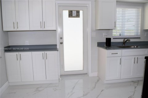 Снять в аренду виллу или дом в Халландейл-Бич, Флорида 2 спальни, 90.58м2, № 2048423 - фото 6